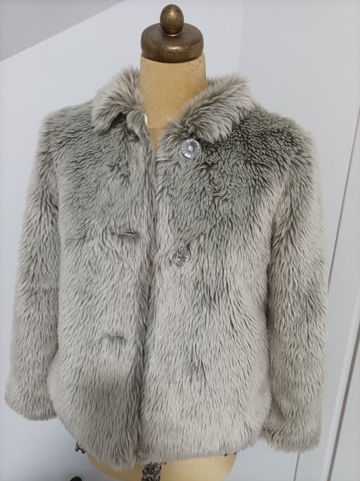 Szare srebrne futerko