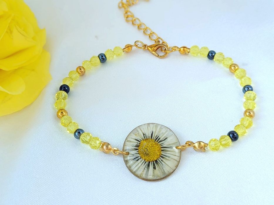 Bransoletka z żywicy i zatopionym kwiatem stokrotki biżuteria handmade
