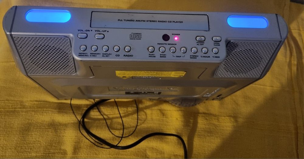 Rádio a trabalhar só o CD que a gaveta ta presa