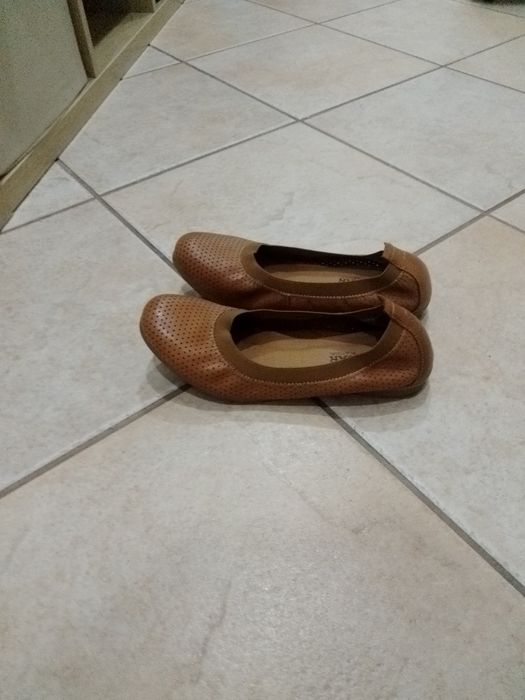 Sapatos de cor camel