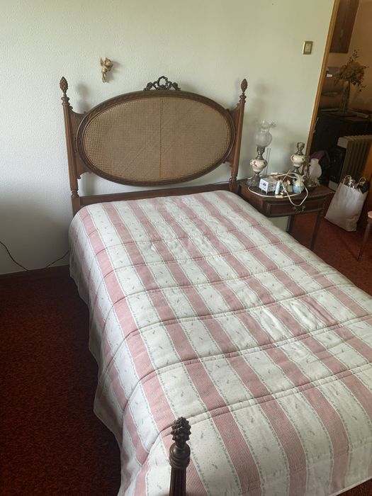 Conjunto de Quarto Clássico em Madeira – Elegância e Qualidade