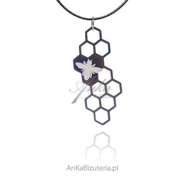 ankabizuteria.pl Zawieszka srebrna PSZCZOŁA NA PLASTRZE MIODU z tytan