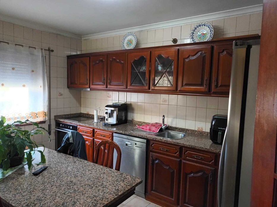 Mobília de cozinha completa com mesa, cadeiras e pedra em granito