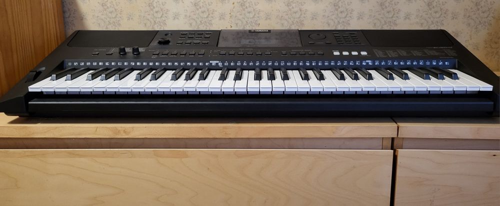 Teclado Yamaha PSR‑E453 – Como novo, pouco uso