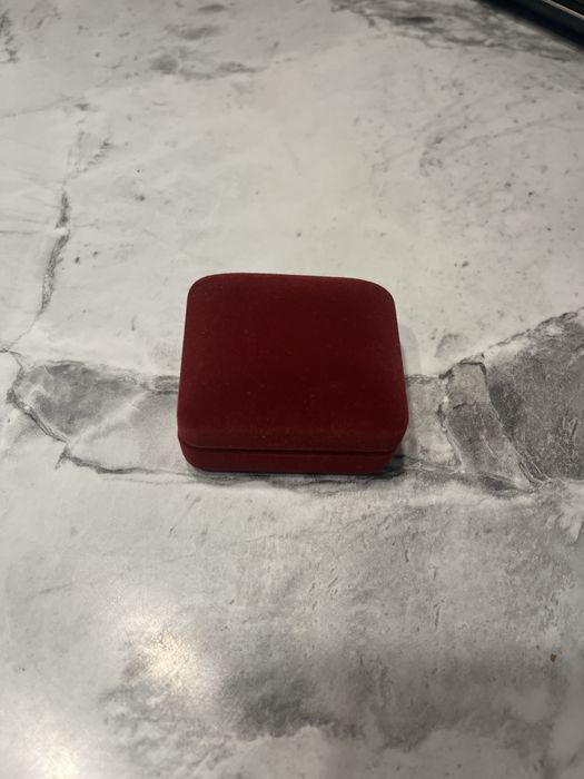 Pudelko na obraczki pierscionek bordowe czerwone welur