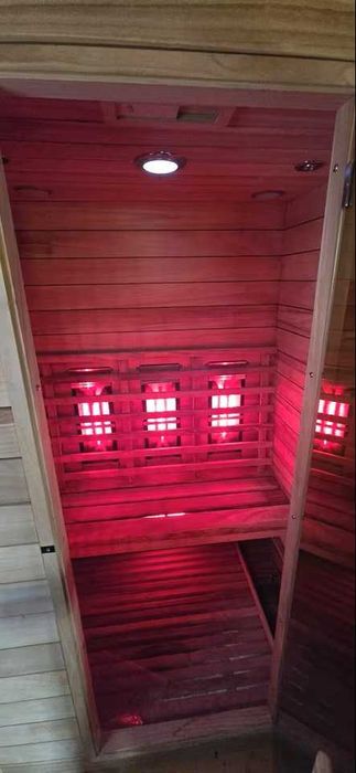 Sauna INFRARED Infrared lampy czerwone kwarcowe podczerwień full spectrum swiecą na czerwono grzeją odrazu z drewna drewniana szklana szklane drzwi