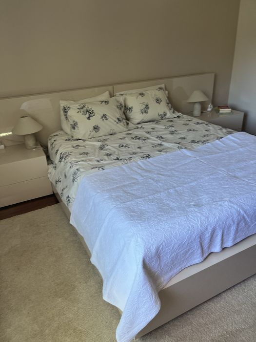 Cama de Casal + Mesas de Cabeceira