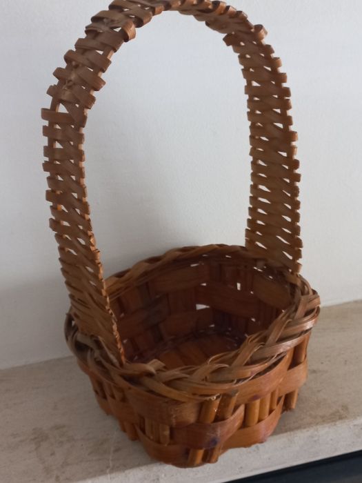 Pequena  cesta , toda em verga ,mt bom estado. Multifuncional