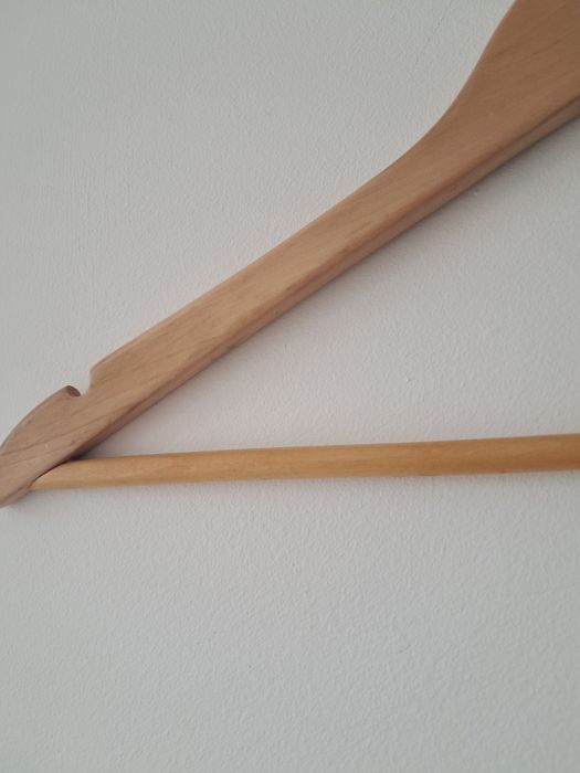 Vende lote de duzentos cabides em madeira