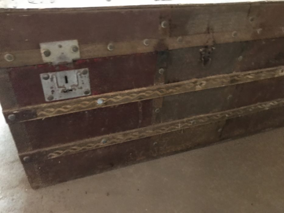 Bau ou arca antiga vom embutidos