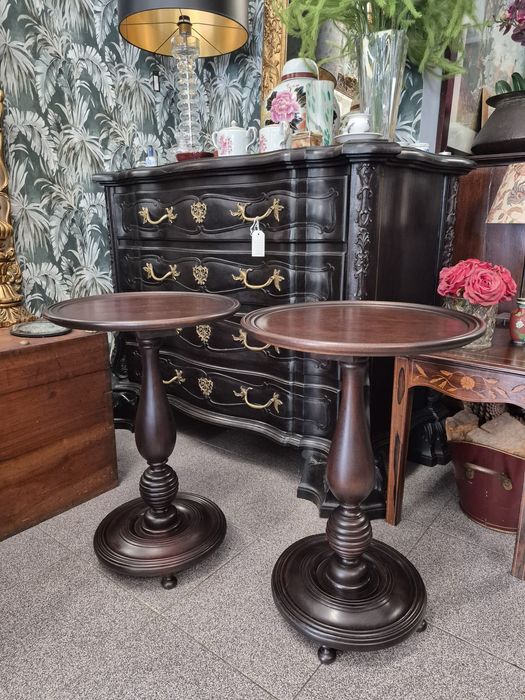 Par de Mesinhas de Apoio em Madeira Maciça.