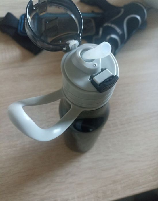 Pas z butelką, miejsce na telefon i klucz