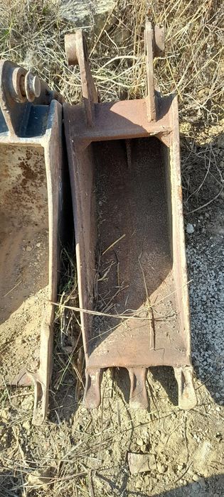 Diversos baldes para máquina Jcb e um riper