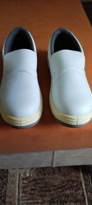 Макасіни роботі білі
