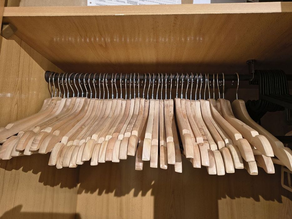 Conjuto cabide madera e plastico