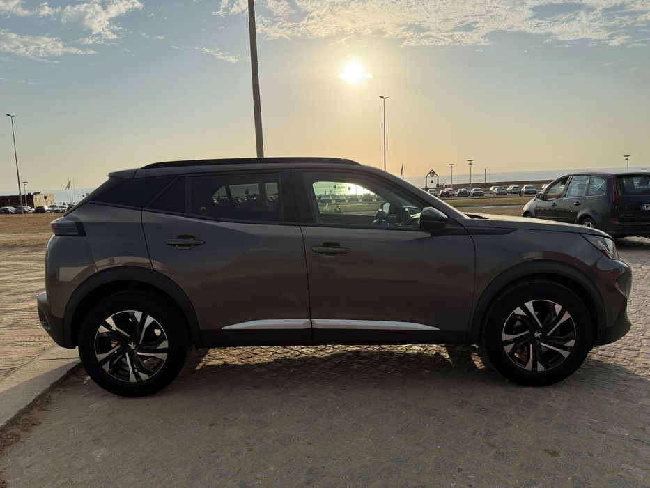 Vendo Peugeot 2008 Allure 1.2 PureTech 100cv, matriculado em junho de 2022, com 140.000 km.