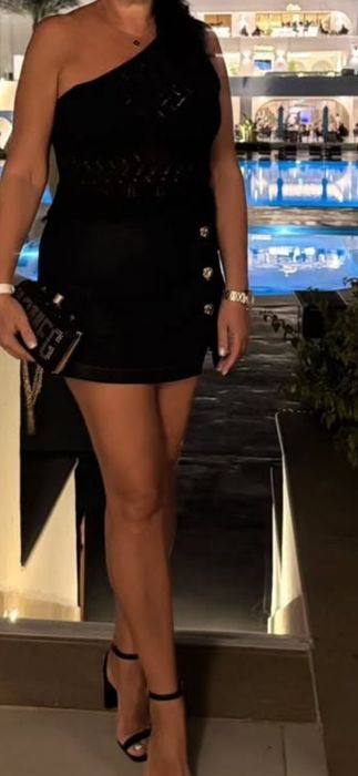 Czarne sandały na stabilnym obcasie.