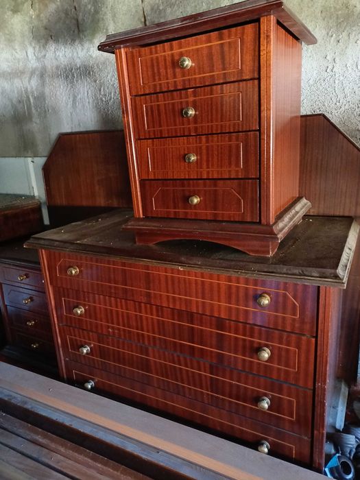 Cómoda e mesas cabeceiras