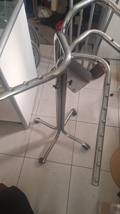 Cavalete metalico expositor de roupa