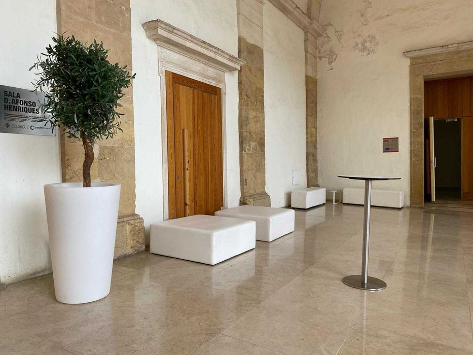 Vende-se! Mesa Bistro Alta em Aço Inoxidável e Tampo Fenólico Branco