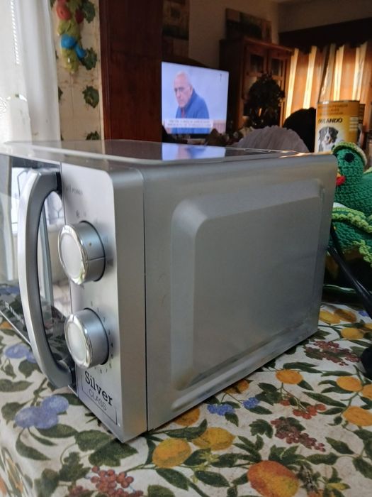 Microondas semi-novo Orbegozo 1100 watts
