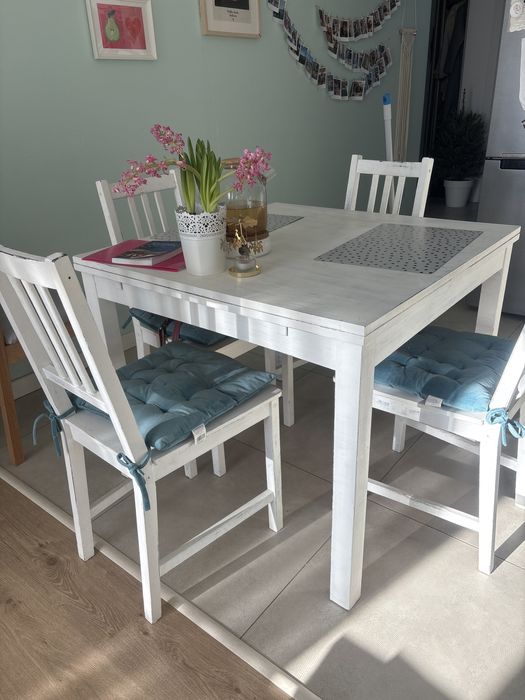 Krzesla i stol stylizowane na prowansalski styl