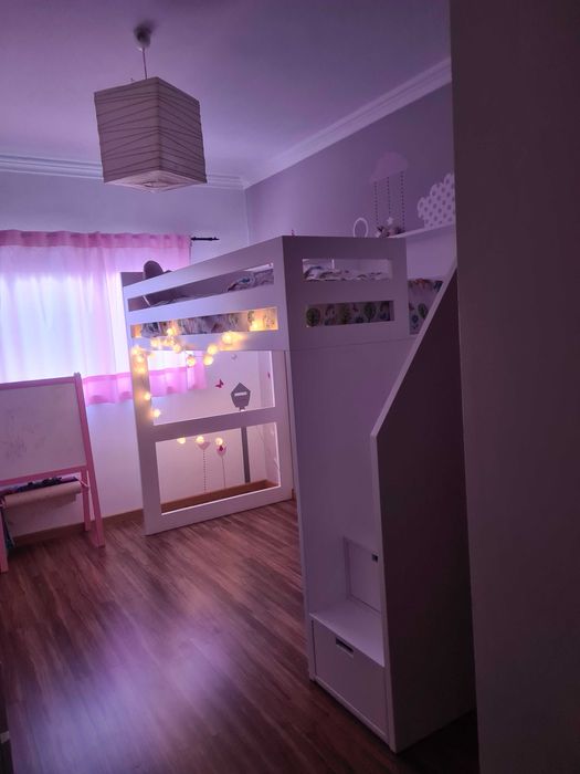 Cama elevada em madeira maciça – desenho personalizado