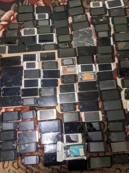 Продам лот  сенсорний телефонів