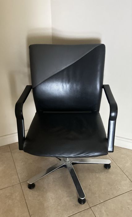 Fotel biurowy obrotowy czarny