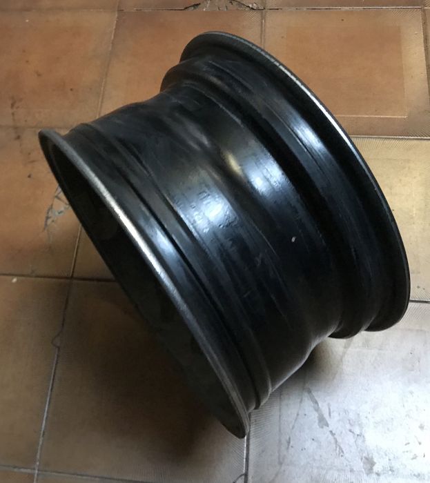 Jantes originais Range Rover P38 de 16” pintadas de preto mate.