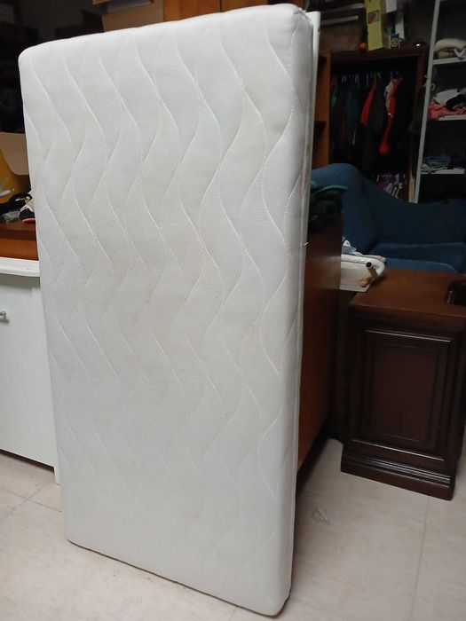 Cama de bebé em madeira branca