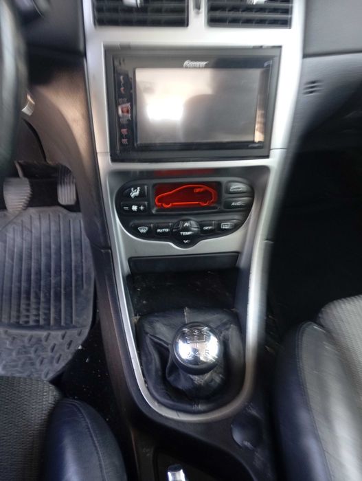 Carrinha Peugeot hdi de 7 lugares esta disponível no Intermarché do carregado