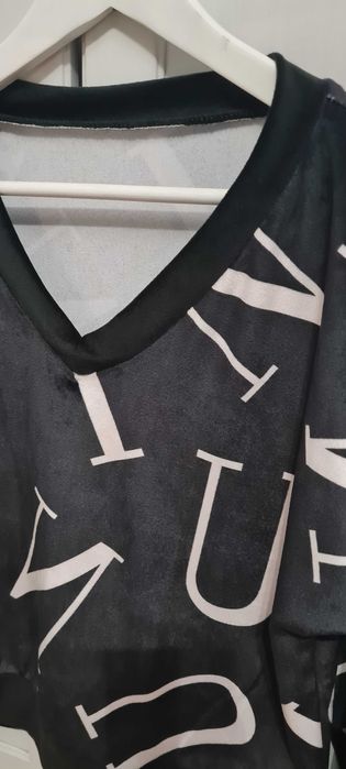 Welurowy sweterek czarny w białe litery