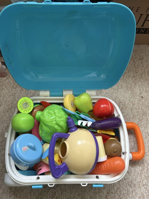 Посуд з чемоданом