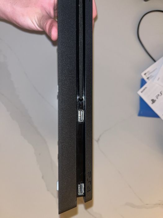 PlayStation 4 (PS4) 1TB + 2 controllers + accessories – Very good condition64171755163267121