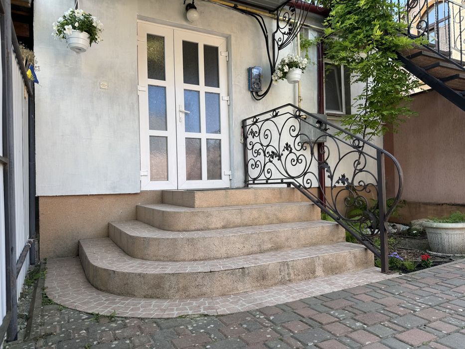 Будинок- квартира  подобово.  Берегове Центр Вільно з 30.01