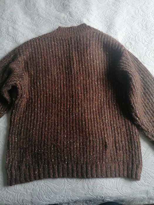 sweter w kolorze czekolady z błyszcząca nitką