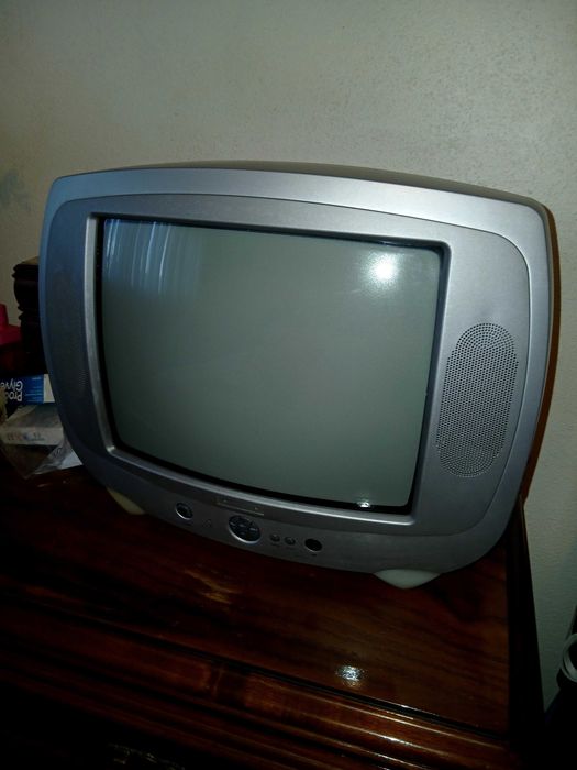 Televisão antiga mas a funcionar