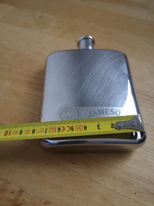 Mała piersiówka wyprzedaż garażowa