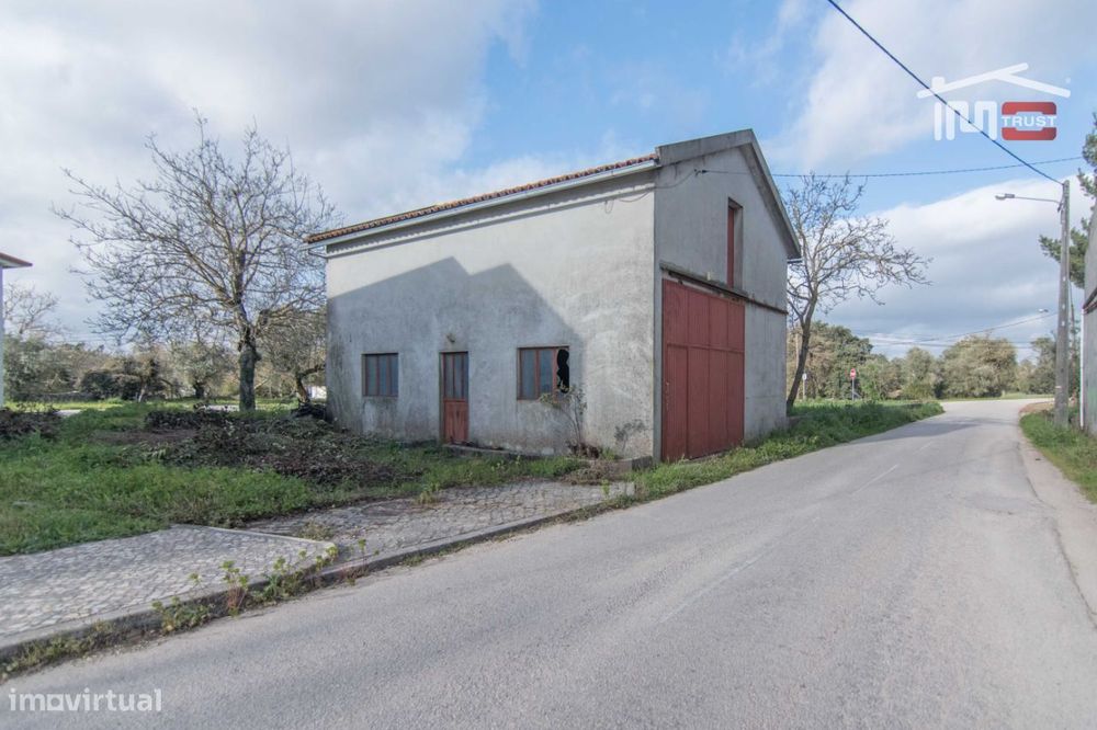 Terreno Urbano Com Edificio Para Arrecadação, Arrumos E Garagem Com...