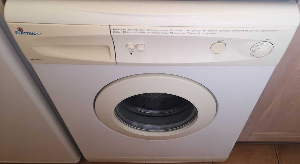 Máquina de lavar roupa branca