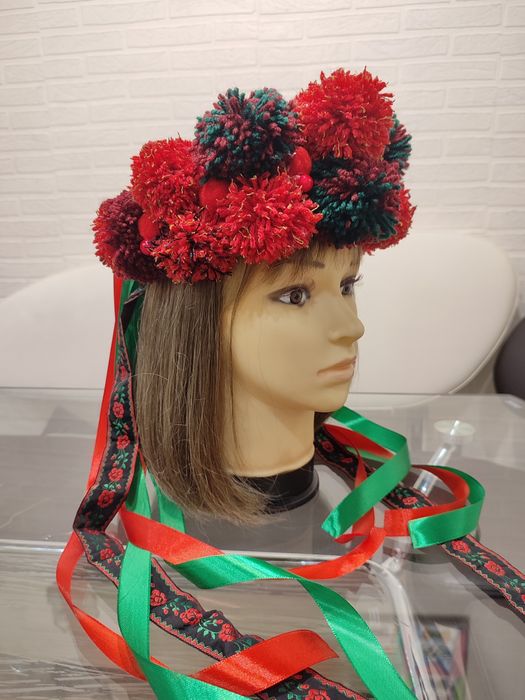 Великий вінок ручної роботи з помпонами, червоний ободок в етно стилі