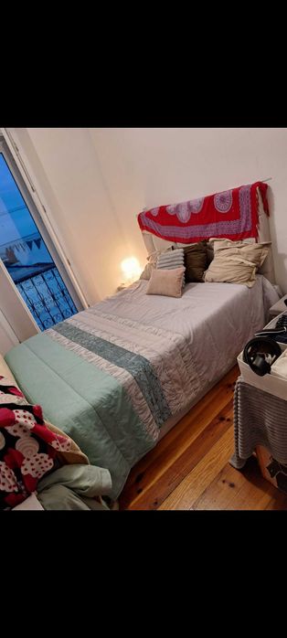 Cama com colchão e estrado com 5 meses de uso