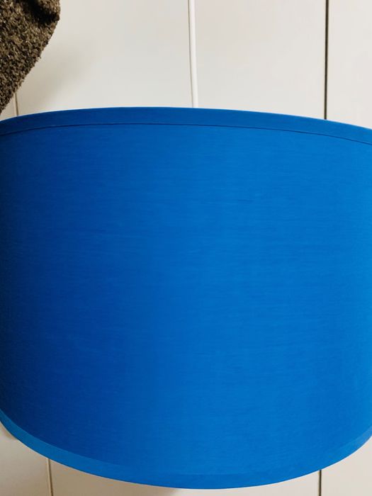 Candeeiro forrado em tecido azul royal