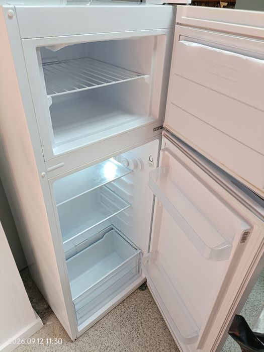 Arca vertical e um frigorífico pequeno