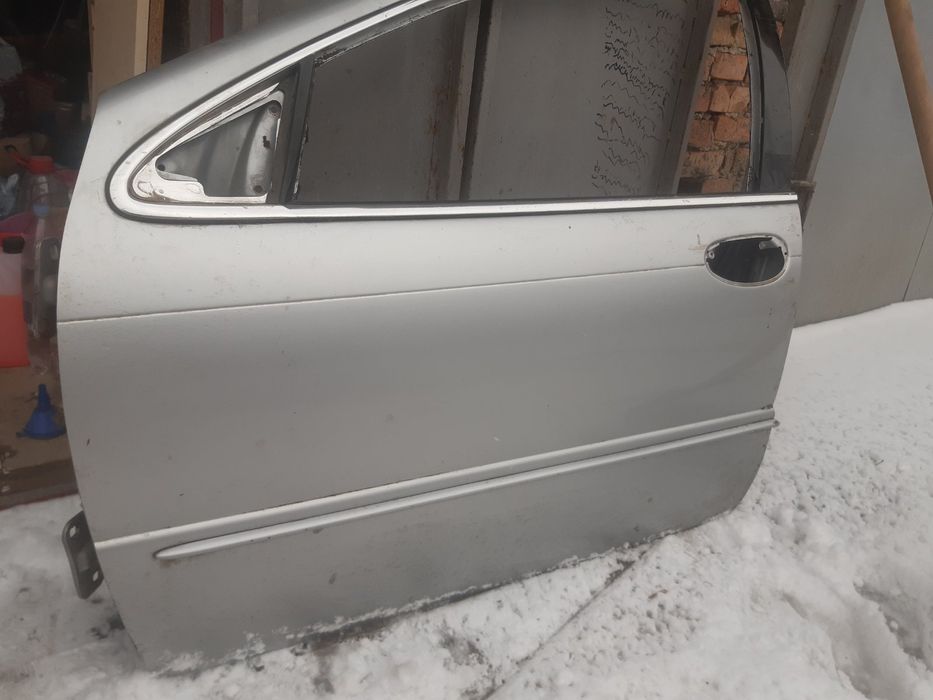 Двері запчастини крейсер 300м  Chrysler 300m