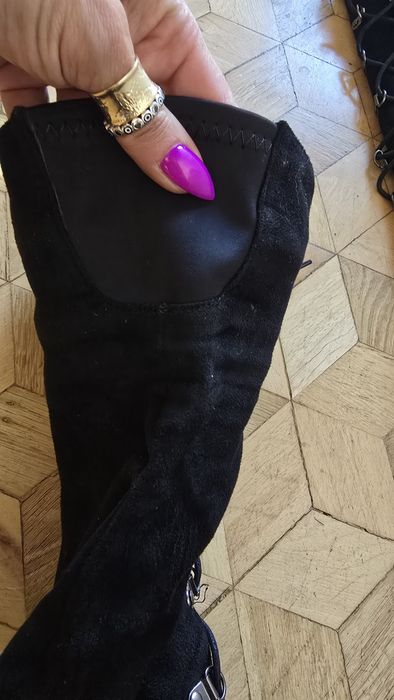 Muszkieterki na szpilce za kolano