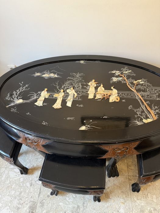 Mesa chinesa com 6 banquinhos