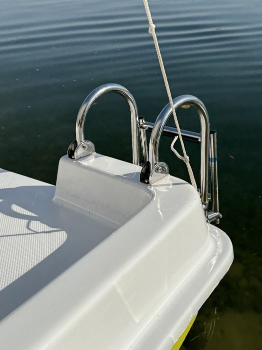 Катамарани з тентом