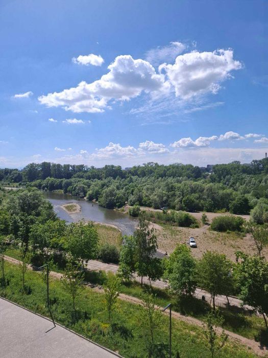 Продаю панорамну 4кімнатну квартиру на березі річки.Газифікована.110м2
